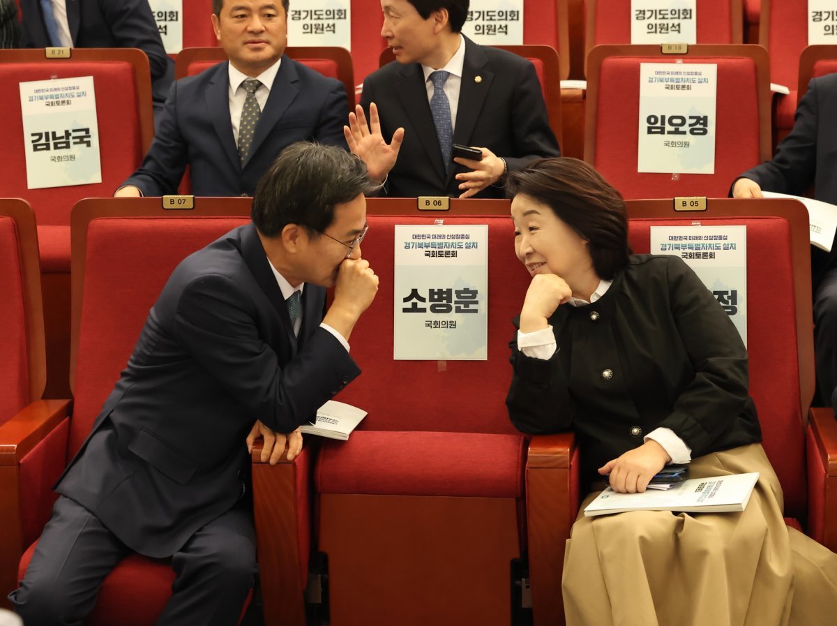 김동연 경기도지사는 2일 오전 국회도서관 강당에서 열린 경기북부특별자치도 설치 국회토론회에서 심상정 국회의원과 이야기를 나누고 있다. 경기도 제공