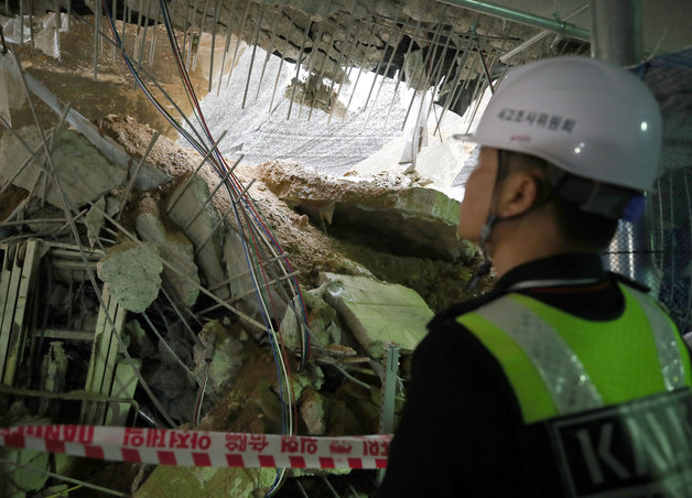 국토안전관리원 관계자가 2일 인천시 서구 검단의 한 아파트 지하주차장 슬래브 붕괴 현장을 살피고 있다. 2023.5.2/뉴스1