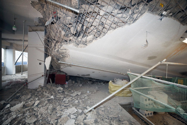 원희룡 국토교통부장관이 2일 인천시 서구 검단의 한 아파트 지하주차장 슬래브 붕괴 현장을 찾았다. 이곳은 지난달 29일 지하주차장 지붕 구조물이 무너지는 사고가 발생했다. 2023.5.2/뉴스1