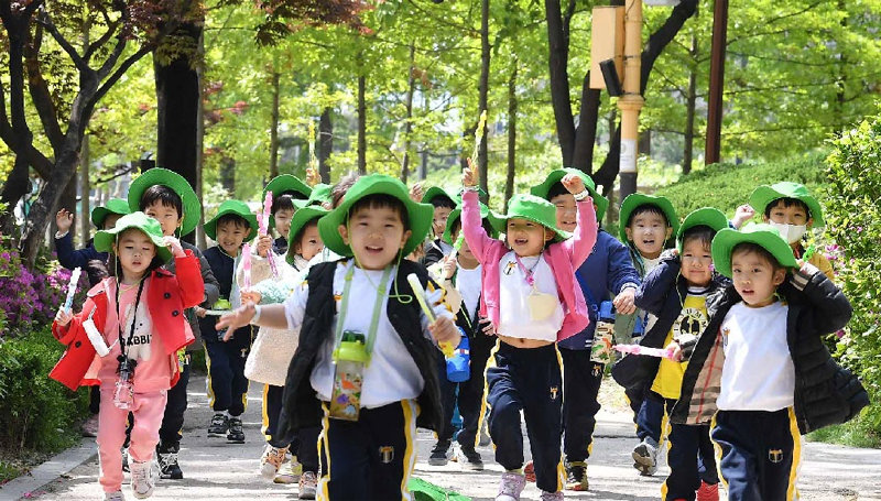 지난달 27일 서울 송파구 송파나루공원에서 열린 ‘2023 송파 어린이 큰잔치’에 참여한 어린이들이 신나게 달리고 있다. 이날 
송파구는 신종 코로나바이러스 감염증(코로나19) 확산 이후 4년 만에 어린이날 기념행사를 열고 태권도 공연 등을 진행했다. 송파구
 제공