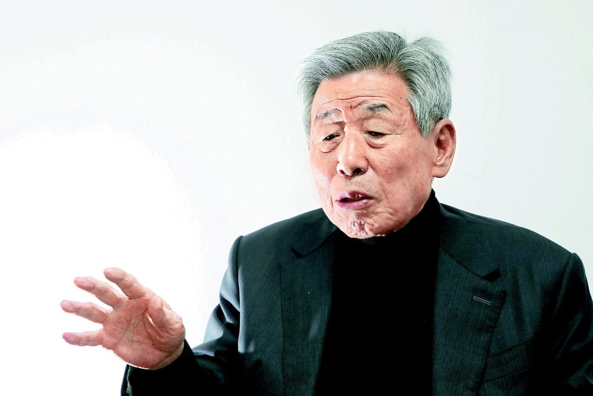 노무현 정부 대통령정무수석비서관, 더불어민주당 3선 의원 등을 지낸 유인태 전 의원이 12일 서울 여의도 국회 인근 한 사무실에서
 동아일보와 인터뷰를 하고 있다. 이훈구 기자 ufo@donga.com