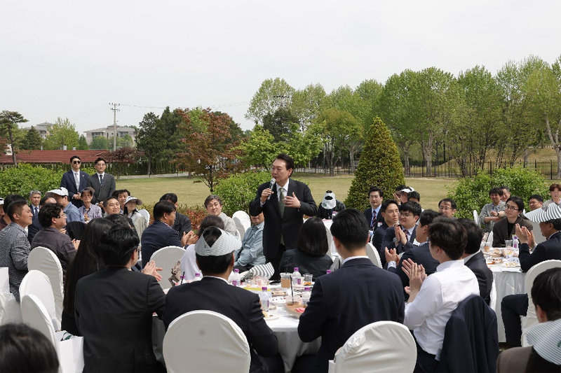 기자단과 오찬 메뉴 ‘김밥-떡볶이-순대’ 윤석열 대통령이 2일 오후 서울 용산 대통령실 청사 앞 정원 
‘파인그라스’에서 열린 출입기자단 오찬 간담회에서 인사말을 하고 있다. 이날 간담회는 4일 개방하는 ‘용산어린이정원’의 언론 사전
 공개행사를 계기로 마련됐다. 대통령실 제공