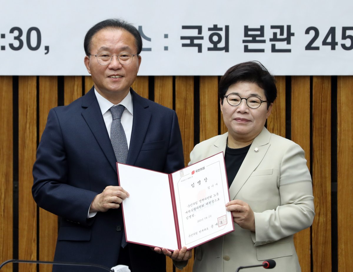 윤재옥 국민의힘 원내대표가 2일 오전 서울 여의도 국회에서 열린 노동개혁특별위원회 임명장 수여식 및 1차 회의에서 임이자 위원자에게 임명장 수여 후 기념촬영을 하고 있다. 2023.05.02. 뉴시스