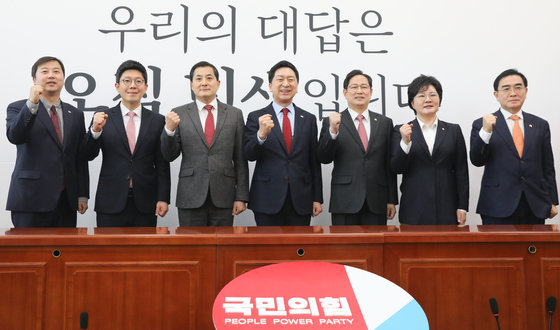 지난 3월 27일 김기현 국민의힘 대표가 서울 여의도 국회에서 박대출 신임 정책위의장과 박수영 신임 여의도연구원장에게 임명장을 수여한 뒤 최고위원들과 함께 기념촬영을 하고 있다. 왼쪽부터 장예찬 청년최고위원, 김병민 최고위원, 박 정책위의장, 김 대표, 박 여의도연구원장, 조수진 최고위원, 태영호 최고위원. ⓒ News1