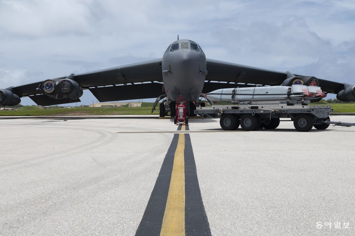 지난달 24일 괌 앤더슨 기지에 배치된 B-52H 전략폭격기에 장거리공대지미사일(JASSM)이 장착되고 있다.   출처 미 인도태평양사령부 홈페이지