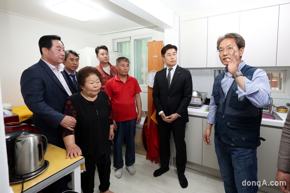 완공된 주택에 대해 설명하는 모습. 대우건설 제공