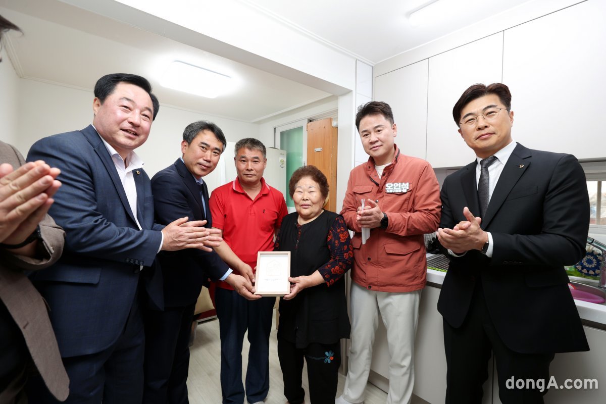 완공 기념 사진 촬영. 대우건설 제공