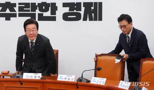 이재명 더불어민주당 대표와 박광온 원내대표가 3일 오전 서울 여의도 국회에서 열린 최고위원회의에 참석하고 있다. 뉴시스