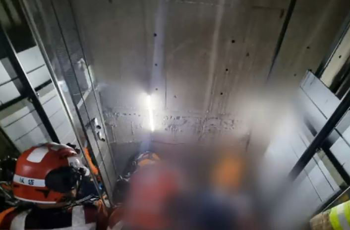 지난 2일 오후 7시 50분경 서울 강서구 마곡동의 한 오피스텔에서 70대 관리인이 엘리베이터에 갇힌 주민을 구한 뒤 추락해 숨지는 사고가 발생했다. (강서소방서 제공) KBS뉴스 방송화면 캡처