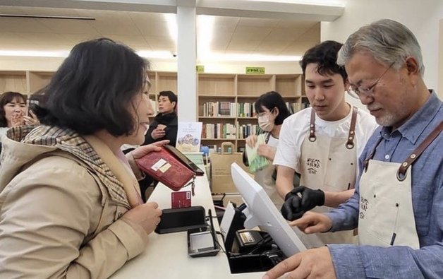 4월 26일 경남 양산시 하북면 평산마을에 평산책방을 열고 책방지기로 근무 중인 문재인 전 대통령. 평산책방 인스타그램