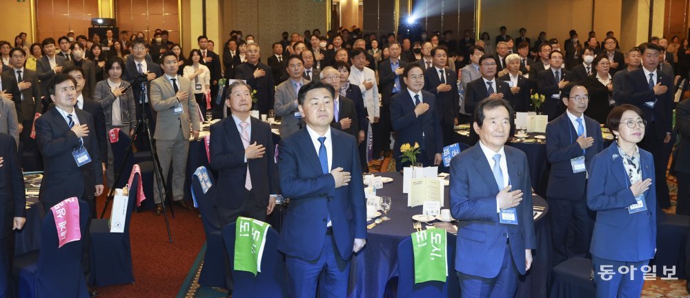 3일 서울 서대문구에 있는 스위스그랜드 호텔에서 열린 ‘전북특별자치도 국민지원위원회’ 출범식 참석자들이 국기에 대한 경례를 하고 있다. 전북도 제공