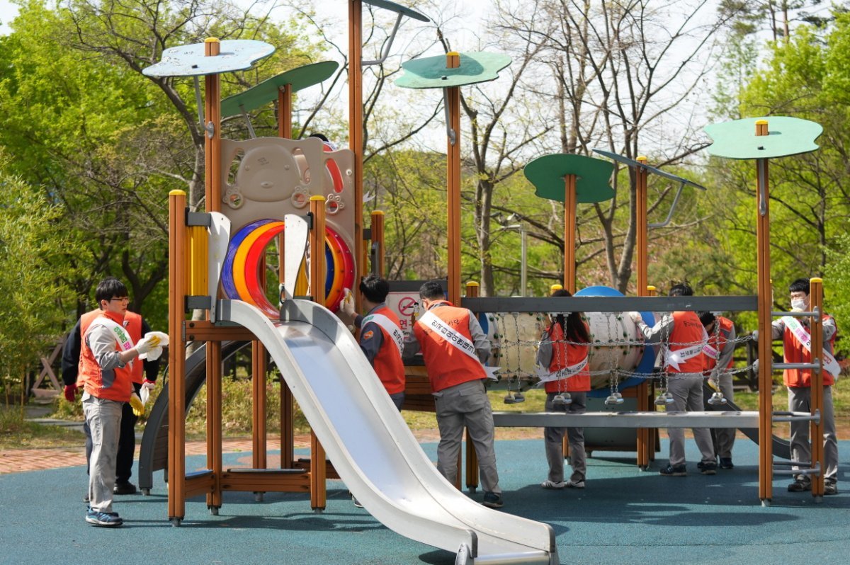 인근 주거시설을 방문해 화재 피해 복구에 나선 한국타이어 봉사단. 한국타이어 제공