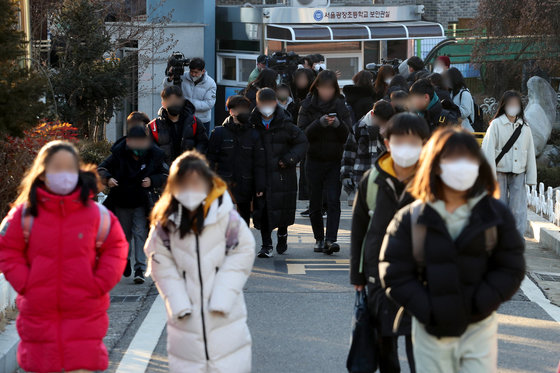 한 초등학교에서 학생들이 마스크를 착용한 채 등교하고 있다. 공동취재/뉴스1