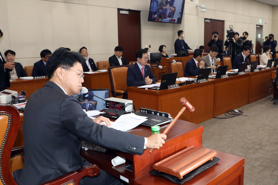 장제원 국회 행안위원장이 25일 오전 서울 여의도 국회에서 열린 행정안전위원회 전체회의에서 의사봉을 두드리고 있다. 2023.4.25/뉴스1