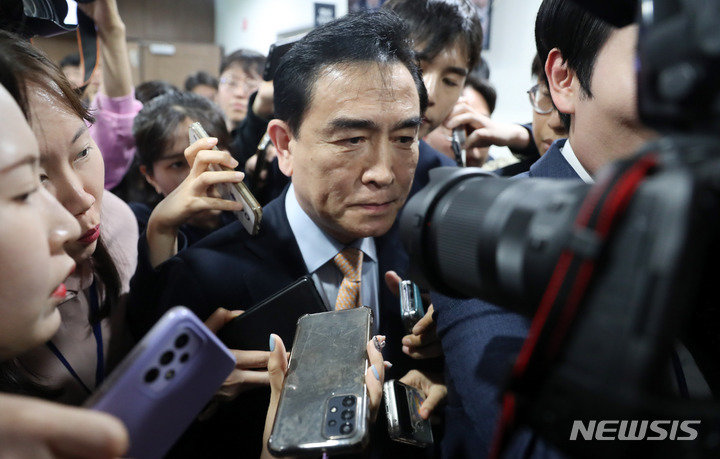 태영호 국민의힘 최고위원이 3일 오후 서울 여의도 국회에서 기자회견을 열고 ‘녹취 파문’ 등 최근 불거진 논란과 관련해 입장을 밝힌 후 이동하고 있다. 2023.05.03 서울=뉴시스