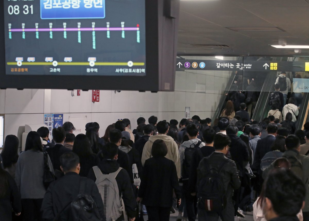 지난달 14일 오전 서울 강서구 김포골드라인 김포공항역 승강장이 승객들로 붐비고 있다. 뉴시스