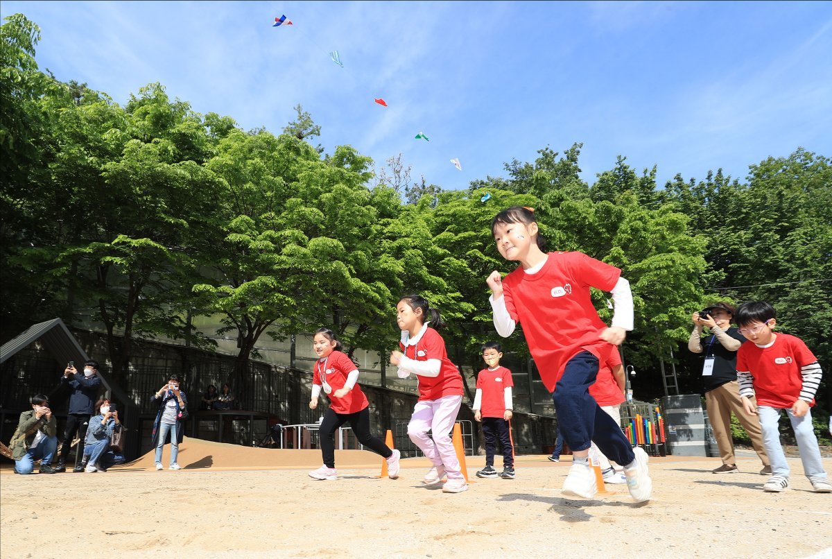어린이날을 이틀 앞둔 3일 서울 동작구 본동초등학교에서 마을 결합형 건강축제 초등학교 운동회가 열리고 있다. 1학년 학생들이 달리기를 하고있다.