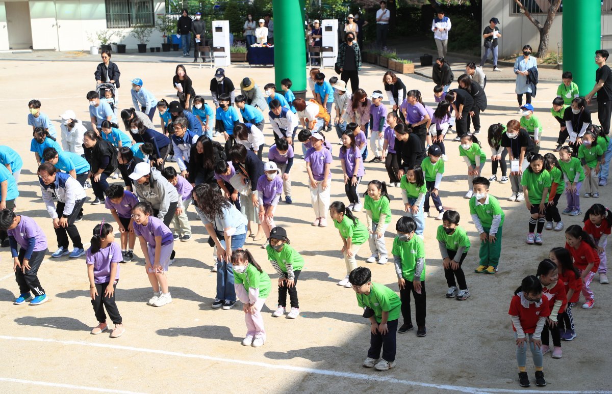 운동회에 참가한 서울 본동초등학교 학생들이 준비운동을 하고있다.