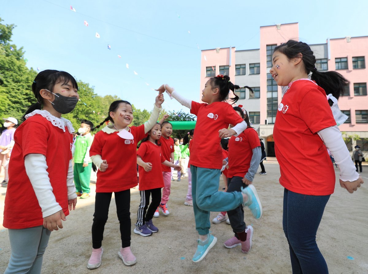 어린이날을 이틀 앞둔 3일 서울 동작구 본동초등학교에서 마을 결합형 건강축제 초등학교 운동회가 열리고 있다.