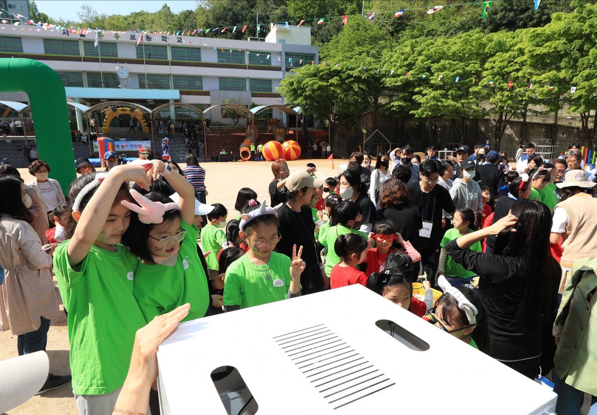 운동회에 참가한 서울 본동초 학생들이 즉석사진을 찍고 있다.