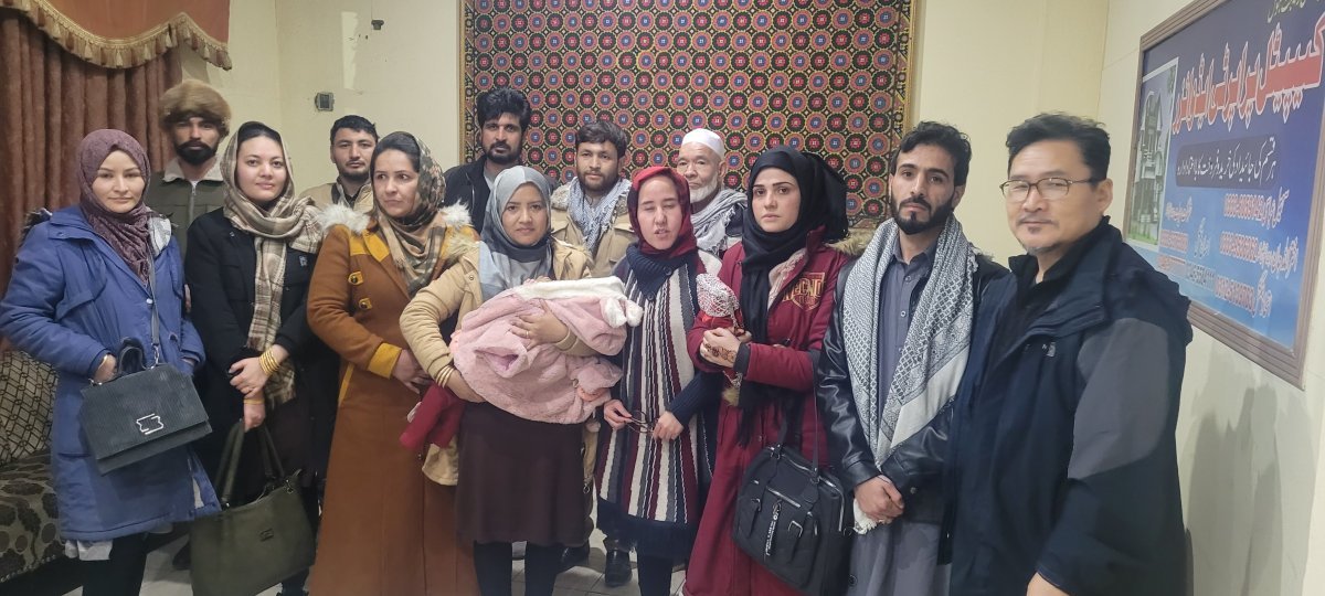 2022년 1월 첫 탈출에 성공한 아프간 난민들과 서우석 선교사(오른쪽). 서우석 선교사 제공