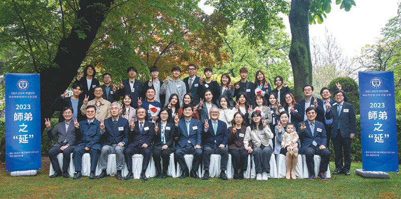 지난달 29일 서울 서대문구 연세대에서 열린 ‘사제지연’ 행사에 서승환 총장(첫 줄 왼쪽에서 여섯 번째)과 재학생, 은사들이 기념사진을 촬영하고 있다. 연세대 제공