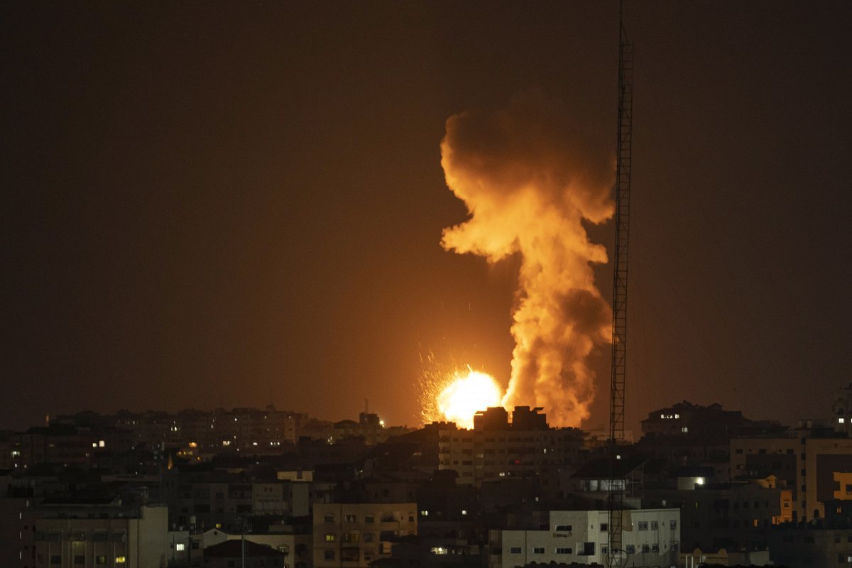 이스라엘군이 2일 팔레스타인 가자지구 북부를 공습해 불길과 연기가 치솟고 있다. 가자지구=AP 뉴시스