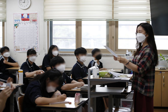 마스크를 쓰고 수업을 받는 학생들. (사진은 기사 본문 내용과 관계 없음) 뉴스1