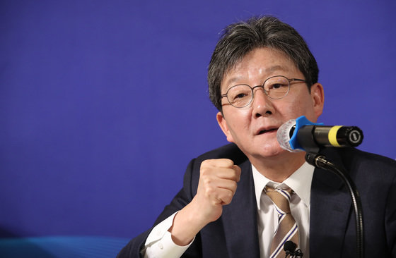 유승민 전 국민의힘 의원이 지난 1월 11일 오전 대구 남구 이천동 대구아트파크에서 열린 대구·경북 중견언론인모임 아시아포럼21 주최 ‘제110회 릴레이 정책토론회’에 참석해 질의에 답하고 있는 모습.  ⓒ News1