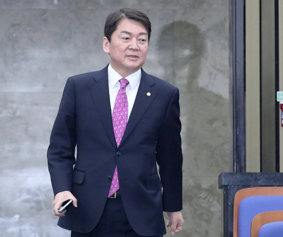 안철수 국민의힘 의원이 11일 오후 서울 여의도 국회에서 열린 의원총회에 참석하고 있다. ⓒ News1