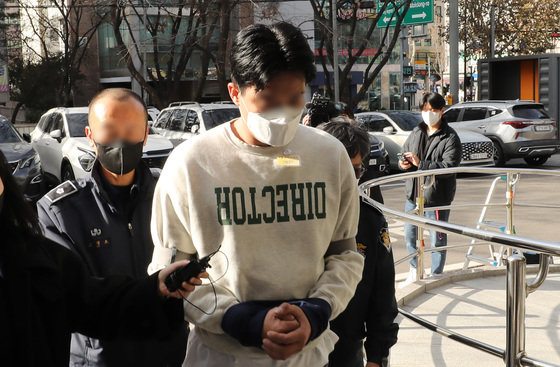 김봉현 전 스타모빌리티 회장의 도주를 도운 의혹을 받는 김 전 회장의 조카가 서울 양천구 남부지법에서 열린 구속영장 실질심사를 받기 위해 법원에 출석하고 있다. 2022.12.8/뉴스1 ⓒ News1