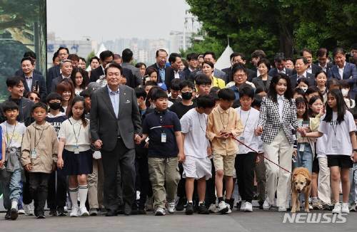 윤석열 대통령과 김건희 여사가 용산 어린이 정원 개방 행사에 참석해 어린이들과 함께 처음으로 입장했다. 뉴시스
