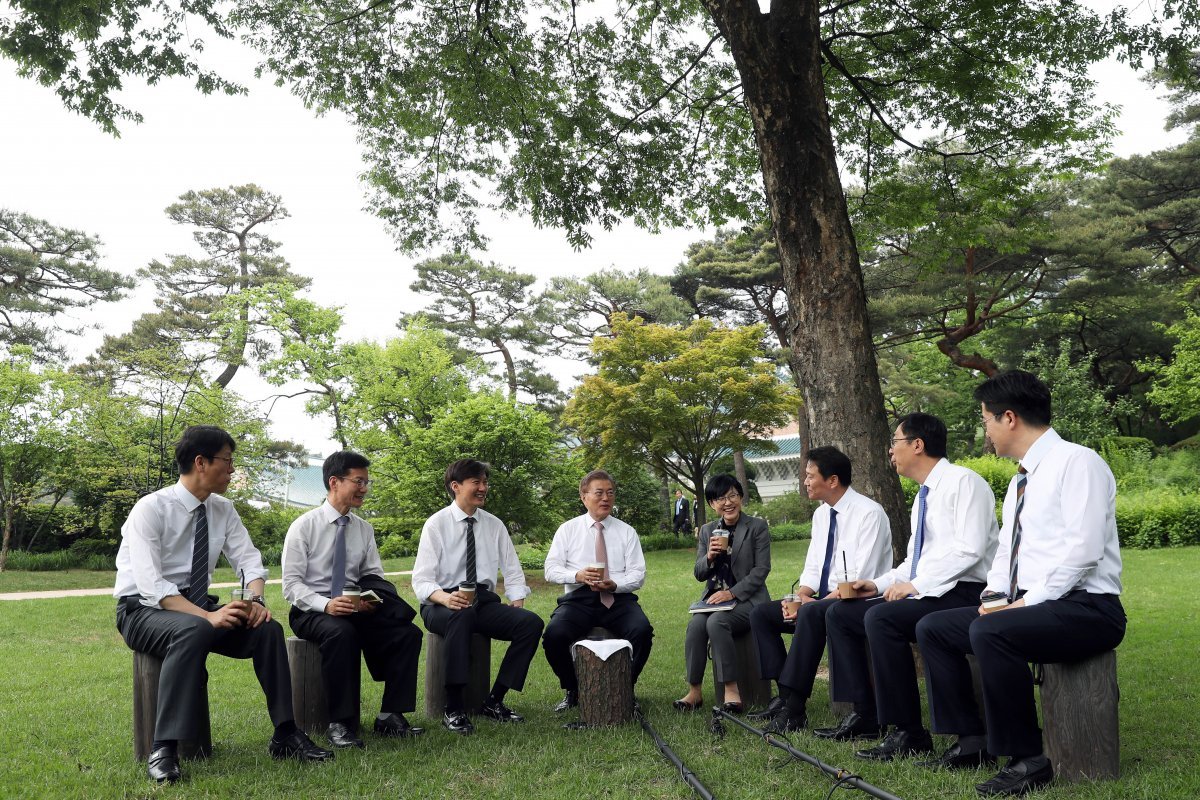 문재인 대통령이 2017년 5월 11일 오후 신임 수석비서관 등과 오찬 후 청와대 소공원에서 차담회를 하고 있다. (청와대 제공) 2017.5.11/뉴스1