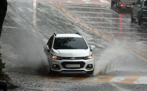 많은 비가 내린 4일 오전 제주시 오라동 제주종합경기장 인근에서 차량들이 물 웅덩이를 지나치고 있다. 기상청은 산간을 중심으로 6일 낮 12시까지 50~150㎜, 많게는 400㎜ 이상 비가 내릴 것으로 보고 있다.2023.5.4. 뉴스1