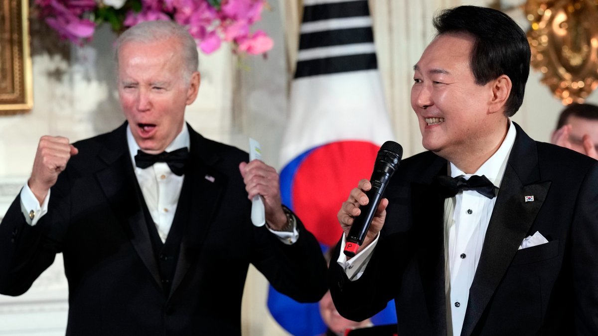 윤석열 대통령이 ‘아메리칸 파이’ 노래를 부르자 환호하는 조 바이든 대통령. 백악관 홈페이지