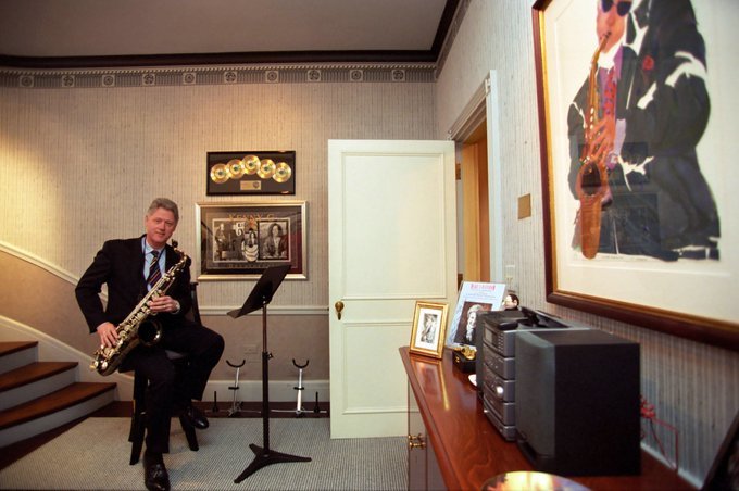 백악관 뮤직룸에서 색소폰을 연주하는 빌 클린턴 대통령, 빌 클린턴 도서관 박물관 홈페이지