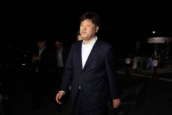 이재명 더불어민주당 대표의 최측근인 김용 전 민주연구원 부원장이 구속기간 만료를 3일 앞둔 4일 경기 의왕 서울구치소에서 보석으로 석방돼 나오고 있다. 2023.5.4. 뉴스1