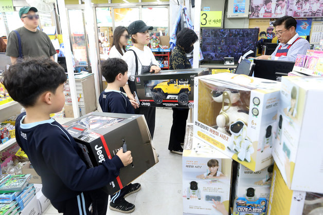 5일 어린이날을 맞아 시민들이 장난감을 사기 위해 줄서있다. ⓒ News1 DB