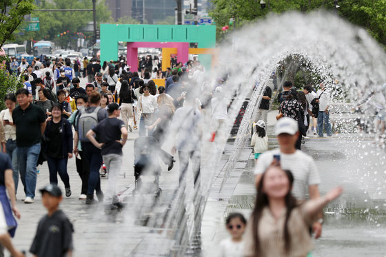 일요일까지 이어지는 어린이날 연휴를 하루 앞둔 4일 서울 종로구 광화문광장이 나들이객들로 붐비고 있다. 2023.5.4. 뉴스1