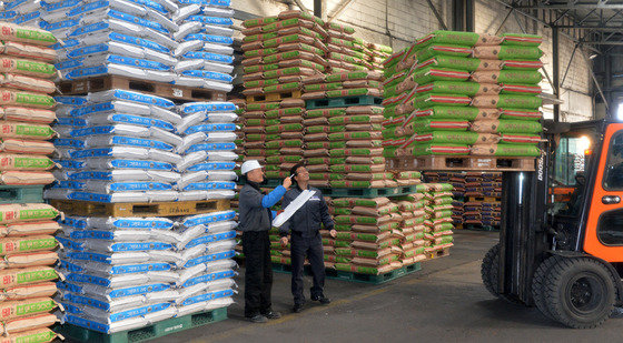 대전 한 사료공장에서 직원이 생산된 소 사료 포대를 재고 조사 하고 있다. 뉴스1