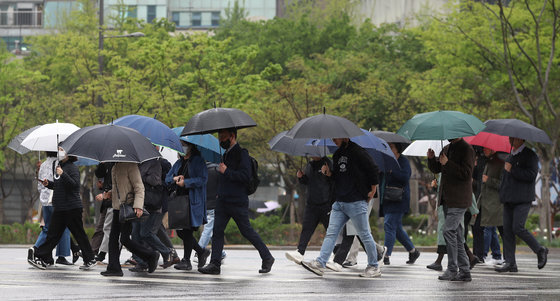 지난 4월18일 서울 광화문네거리에서 우산을 쓴 시민들이 출근길 발걸음을 옮기고 있는 모습 ⓒ News1