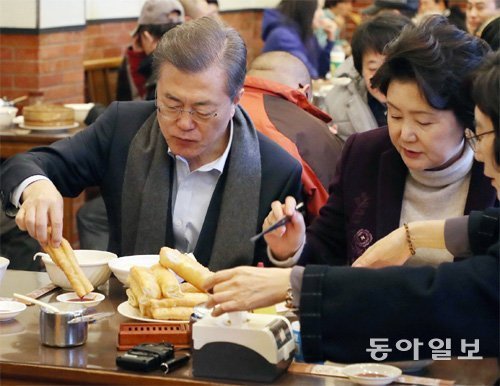 2017년 12월 14일(현지시간) 문재인 당시 대통령과 김정숙 여사가 중국 베이징 댜오위타이 인근에서 현지식인 유탸오, 더우장으로 아침식사를 하고 있다. 베이징=원대연 기자 yeon72@donga.com