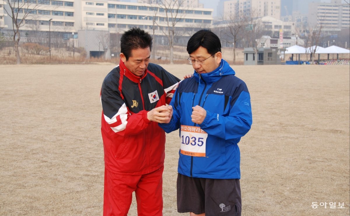 이홍열 원장(왼쪽)이 회원에게 바른 자세로 달리는 법을 알려주고 있다. 이홍열 원장 제공.
