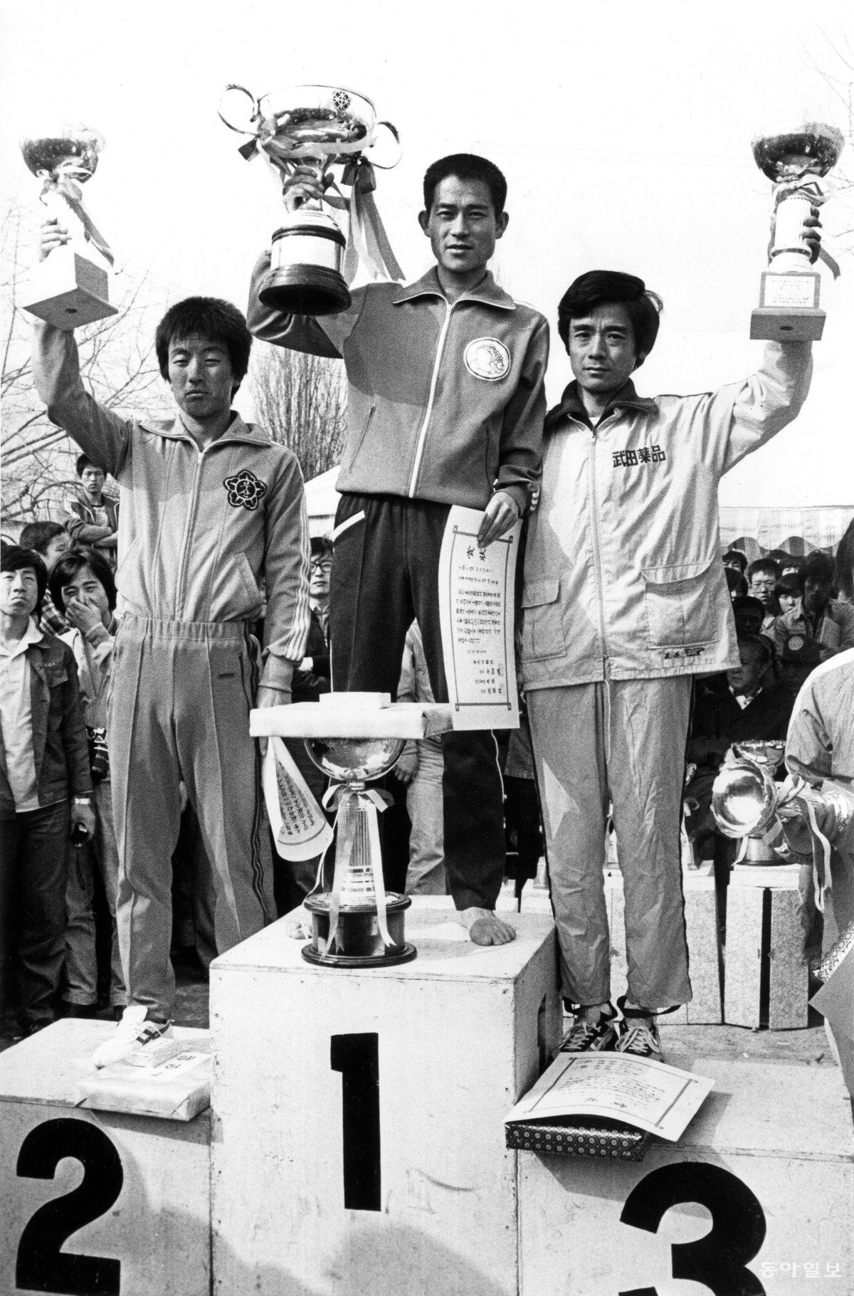 이홍열 원장(가운데)이 1981년 열린 제52회 동아마라톤에서 우승한 뒤 시상대에서 서 있는 모습. 동아일보 DB.