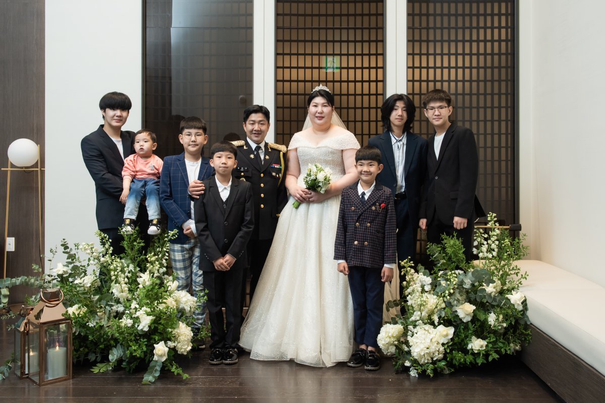 5일 육군호텔(ROKAUS)에서 열린 모범장병 합동결혼식에서 최창규 상사와 임희정 씨 가족이 기념사진을 촬영하고 있다. (육군 제공) 뉴시스
