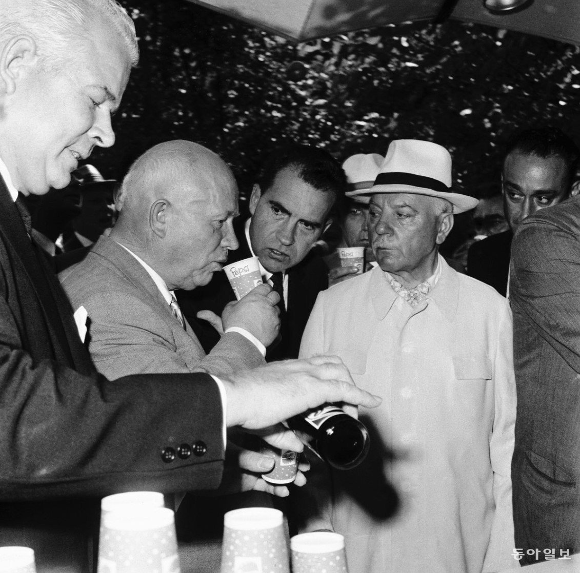 1959년 한 행사장에서 당시 소련 지도자인 니키타 흐루쇼프 공산당 총리·서기장(왼쪽 두 번째)이 펩시를 맛보고 있다. 1974년 펩시코는 소련에서 콜라를 팔기 시작했다. 펩시는 소련에서 판매된 최초의 ‘자본주의’ 제품으로 알려져 있다.
