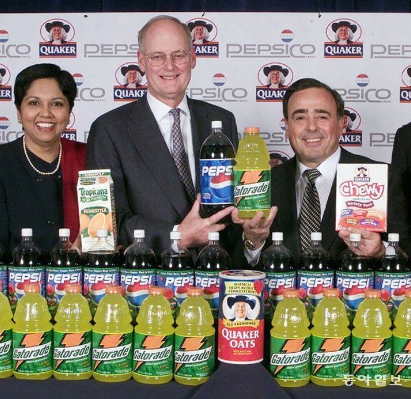 펩시코는 2000년 게토레이로 유명한 미국 최대 스포츠음료메이커 퀘이커오츠를 134억 달러에 인수했다. 당시 부사장이었던 인드라 누이 전 펩시코 CEO(맨 왼쪽)가 인수합병을 주도했다.  (펩시코)