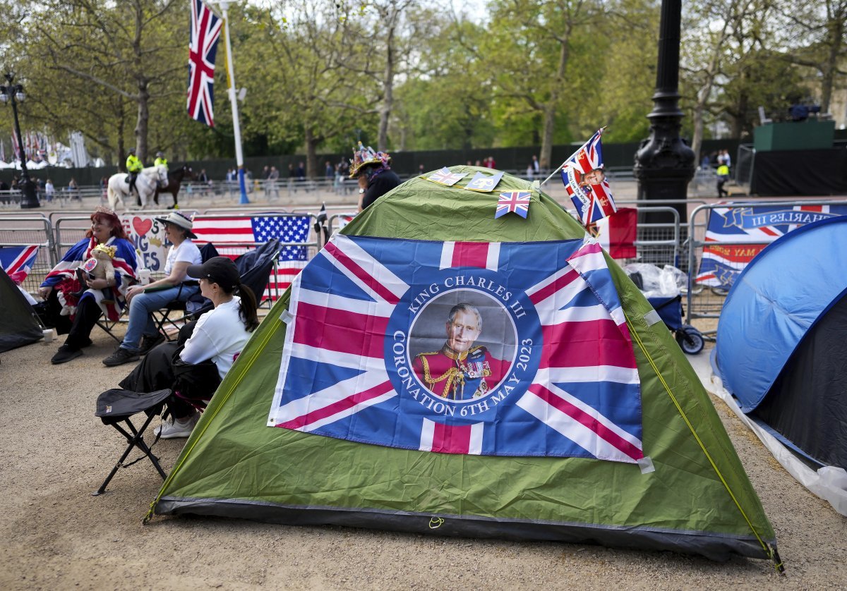 대관식 행렬 시작점인 버킹엄궁 앞에서 4일 구경 인파가 행렬을 잘 내다볼 수 있는 자리에 텐트를 치고 대기하고 있다. 런던=AP 뉴시스