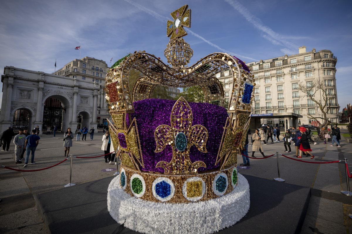 6일(현지 시간) 열리는 영국 찰스 3세 국왕 대관식을 앞두고 런던 전역이 대관식을 환영하는 분위기로 들떠 있다. 런던 
중심부에 찰스 3세가 대관식에서 쓸 ‘성 에드워드 왕관’ 대형 모형이 설치돼 있다. 1661년 제작된 이 왕관은 국왕 대관식 때만
 쓰이는 상징적 왕관이다. 런던=AP 뉴시스