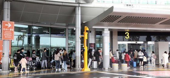 5일 오후 강한 비바람에 이틀째 무더기 결항 사태를 빚었던 제주공항에서 관광객들이 항공편 운항이 일부 재개되자 출발층으로 향하고 있다.2023.5.5/뉴스1 ⓒ News1
